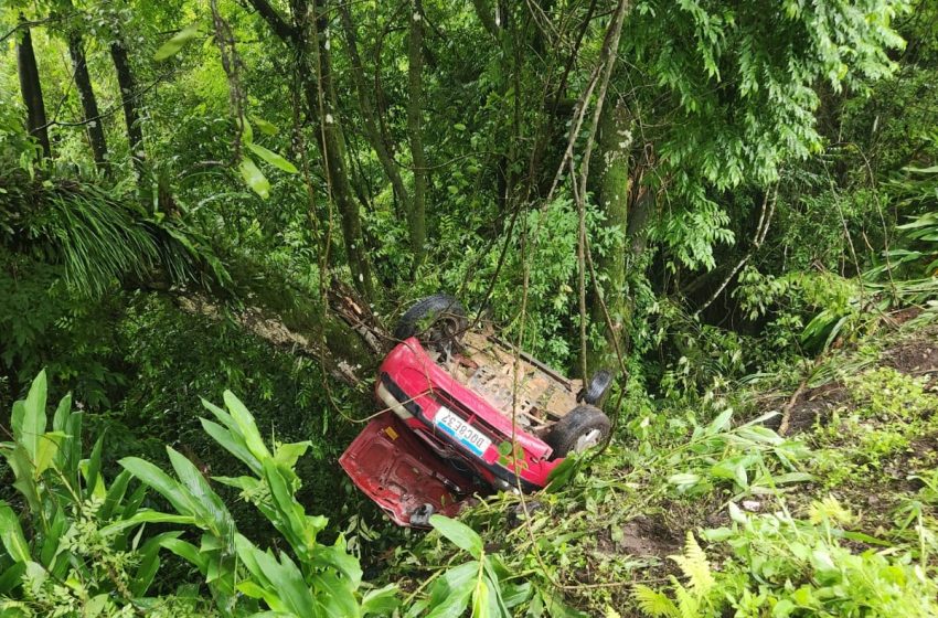 Carro capota na Estrada da Ribeira; um morto e quatro feridos