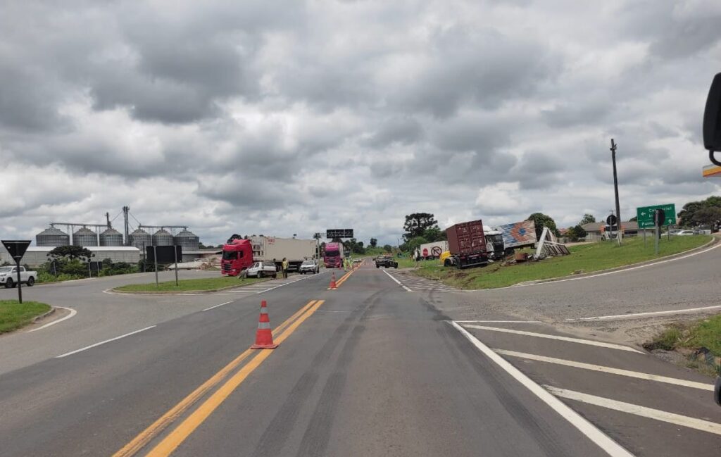 Idoso fica gravemente ferido em acidente com caminhão na BR-277