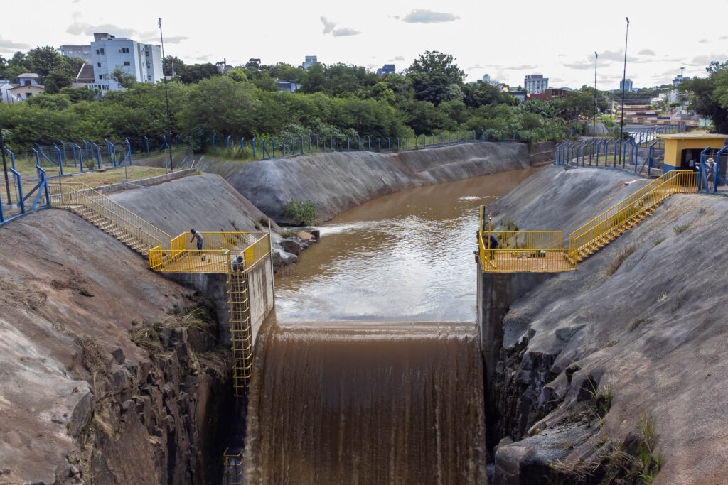 Obra que reduz risco de enchentes em Francisco Beltrão é inaugurada