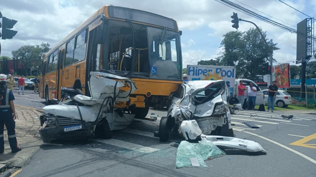 VÍDEO: imagem impressionante mostra momento em que ônibus atinge dez carros em Curitiba