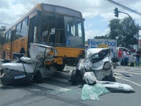 Ônibus perde o freio e provoca acidente com sete veículos em Curitiba