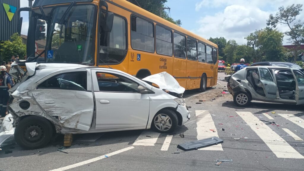 Pedido de guincho poderia ter evitado grave acidente entre ônibus e carros em Curitiba, diz Polícia Civil