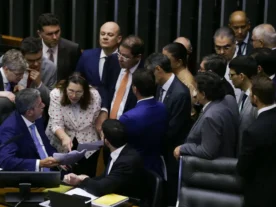 PEC de corte de gastos é aprovada em dois turnos na Câmara