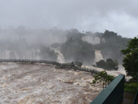 Passarela das Cataratas do Iguaçu é fechada devido a vazão