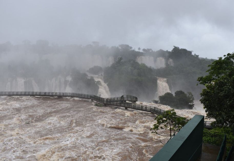 Vazão de água 5 vezes acima do normal fecha passarela das Cataratas do Iguaçu 