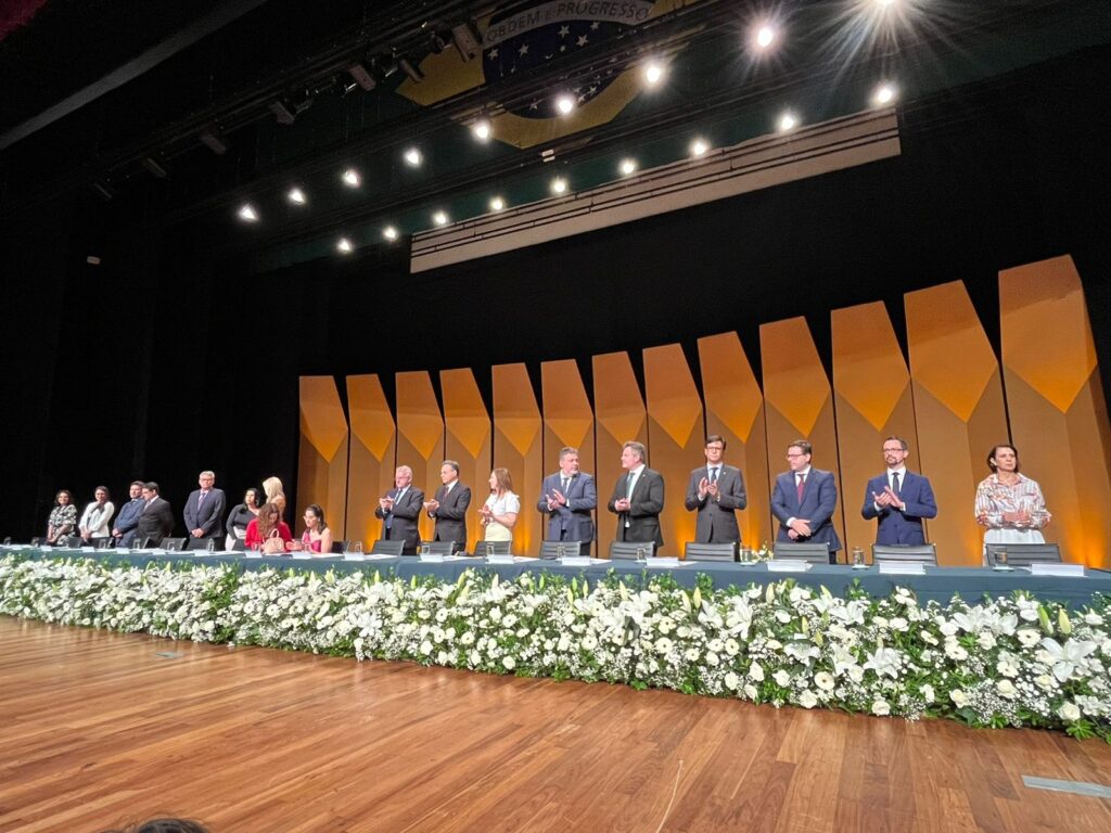 Prefeito, vice e vereadores eleitos em Curitiba recebem diplomação