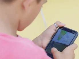 Senado aprova projeto para proibir uso de celular em escolas