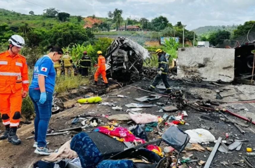 Sobe para 41 o número de mortos em acidente entre ônibus e carreta em MG, diz polícia