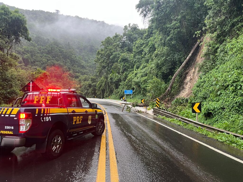 VÍDEO: deslizamento provoca interdição total da BR-277