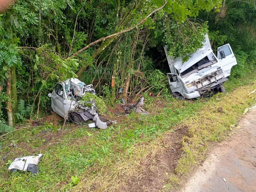 Grave acidente entre carros e caminhão mata uma pessoa na BR-153, no interior do Paraná