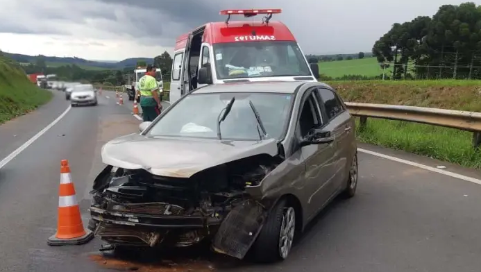 Homem é ejetado de carro e fica gravemente ferido em acidente na BR-376