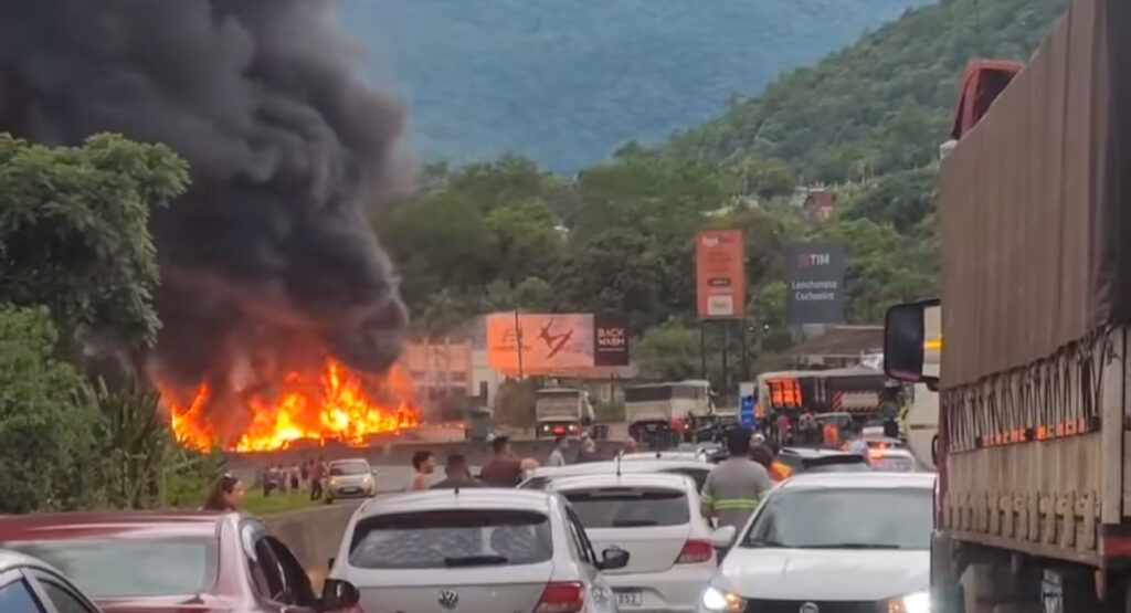 Caminhão-tanque em chamas bloqueia BR-277, em Morretes