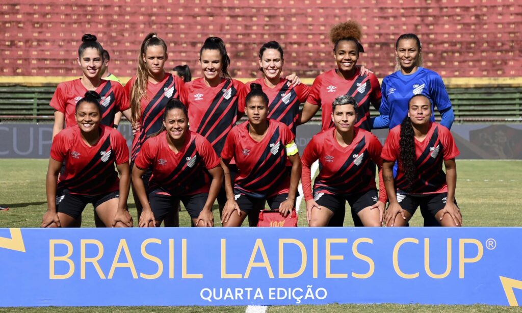 Athletico encerra projeto do futebol feminino e gera críticas