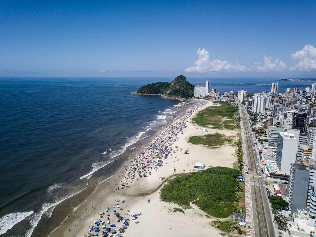 Bombeiros buscam adolescente desaparecido no mar no Litoral