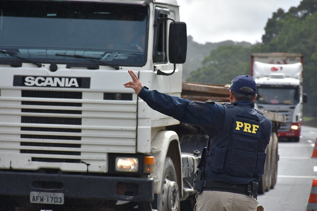 PRF restringe caminhões em BRs do Paraná com pista simples