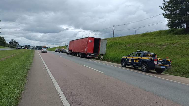 PRF apreende carreta com uma tonelada e meia de maconha na BR-116