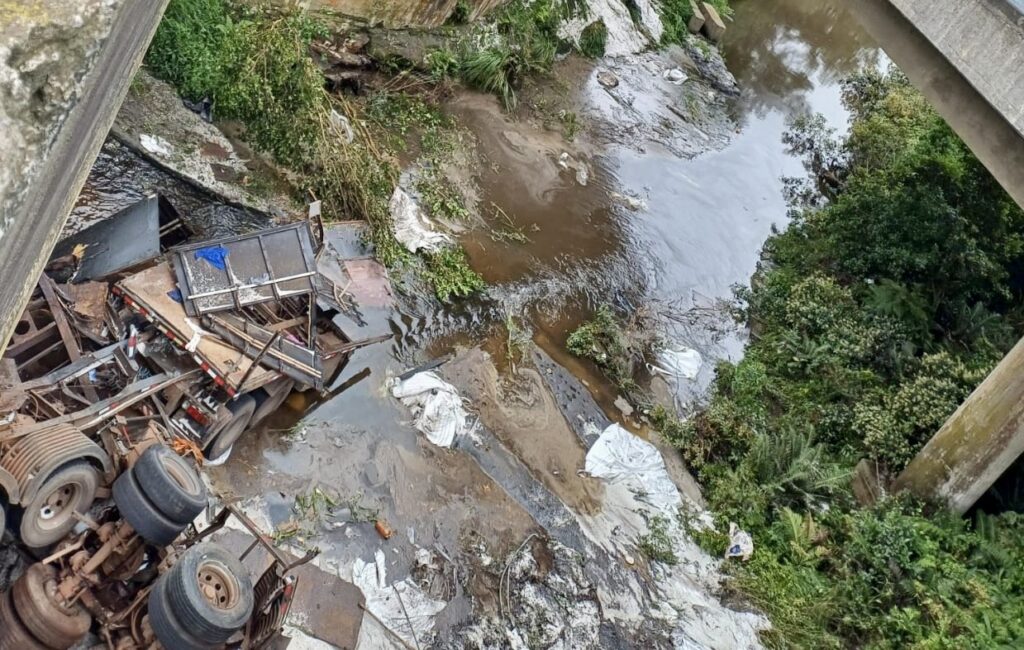 Carreta despenca de ponte na BR-376, na Grande Curitiba