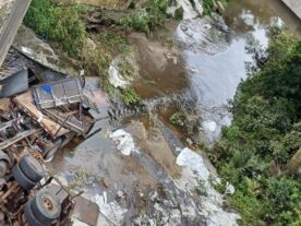 carreta despenca de ponta na BR-376