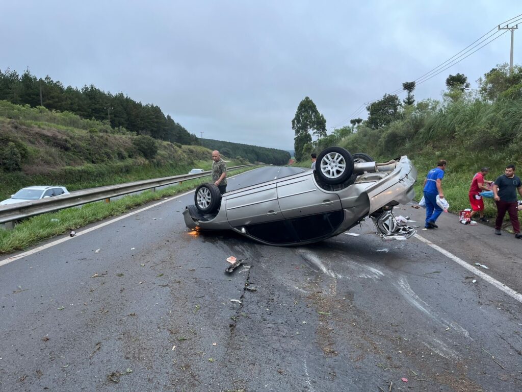 Família fica ferida após capotamento na BR-376; criança ejetada