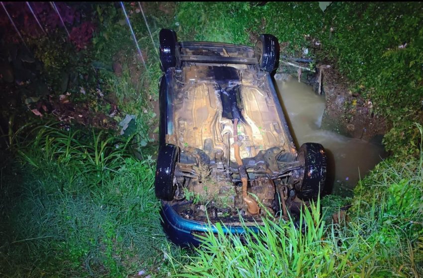 Motorista é salvo após ficar preso em carro submerso, em Ponta Grossa