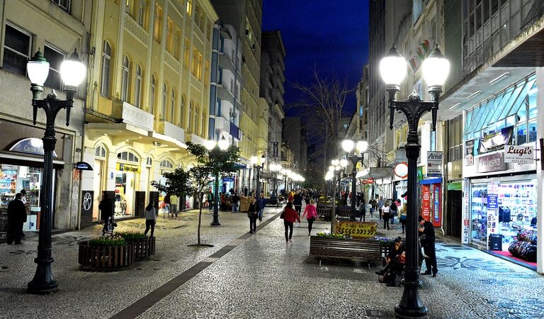 Natal: comércio de rua de Curitiba funciona com horário estendido