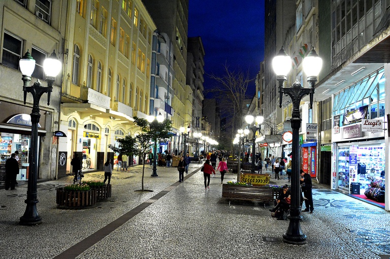 Natal: comércio de rua de Curitiba funciona com horário estendido