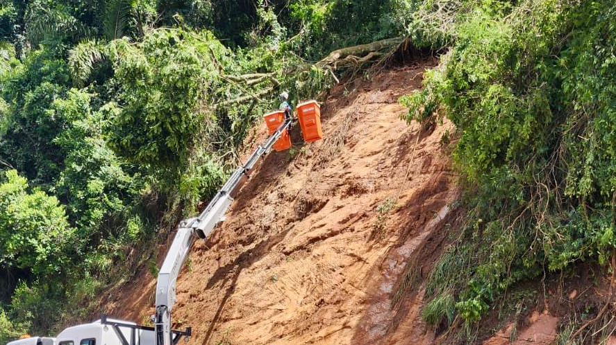 Sem previsão para liberação, BR-277 passa por desmanche hidráulico após deslizamento