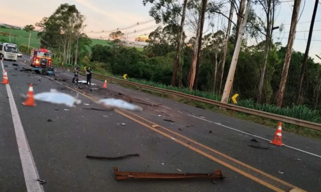 Três pessoas morrem em grave acidente entre caminhão e carro em Arapongas