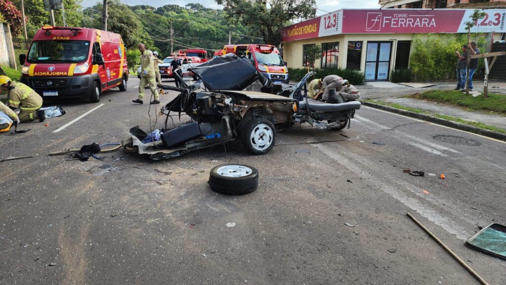 Carro se desintegra após bater contra poste em Curitiba