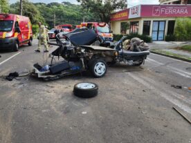 gravíssimo acidente carro contra poste Curitiba