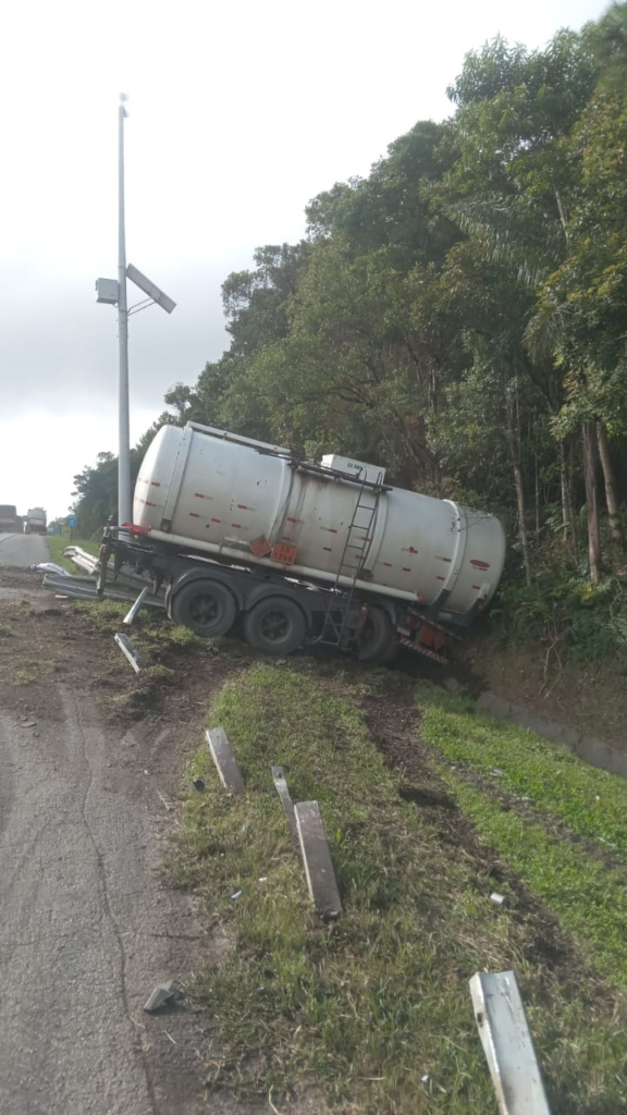 Tombamento de caminhão carregado com solvente de petróleo interdita BR-277