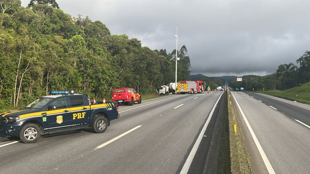 Tombamento de caminhão carregado com solvente de petróleo interdita BR-277