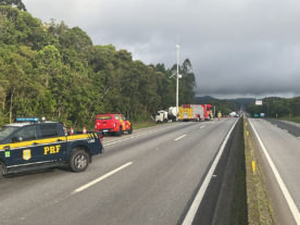 Tombamento de caminhão carregado com solvente de petróleo interdita BR-277