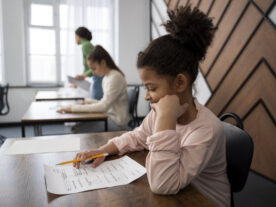 medium-shot-kid-cheating-school-test-Curitiba terá nova lei de conscientização sobre o TDAH