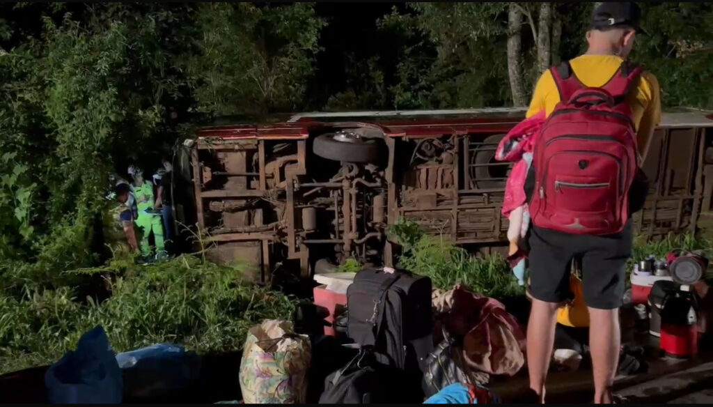 Ônibus com turistas estrangeiros tomba na BR-277; nove feridos