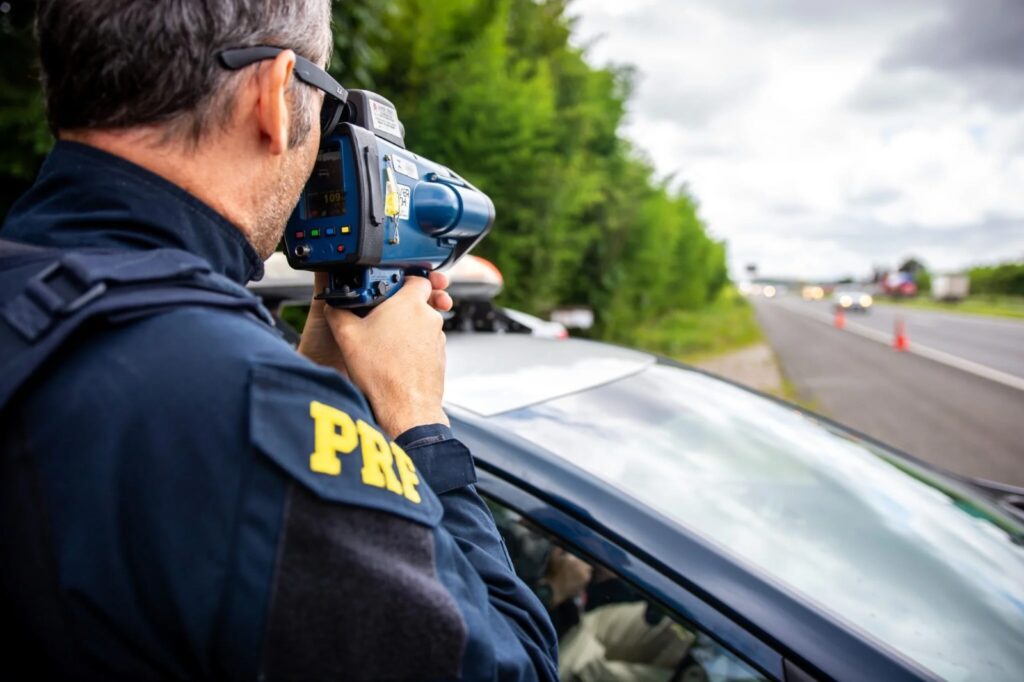 PRF flagra 132 veículos em excesso de velocidade em único ponto na BR-277