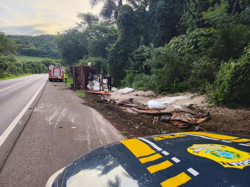 Carreta carregada com fertilizantes tomba na BR-277; motorista morreu