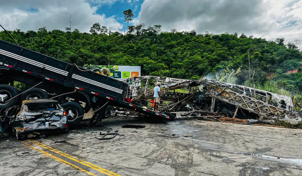 Acidente entre ônibus, carreta e carro na BR-116 deixa mais de 30 mortos