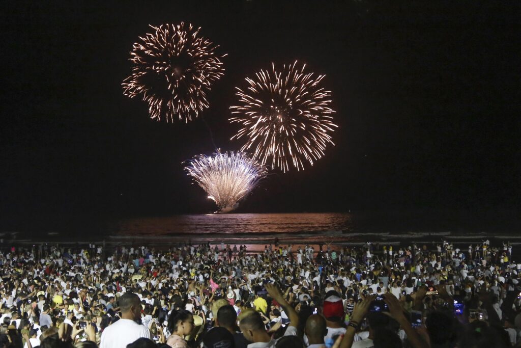 Litoral do Paraná terá queima de fogos e shows na virada do ano