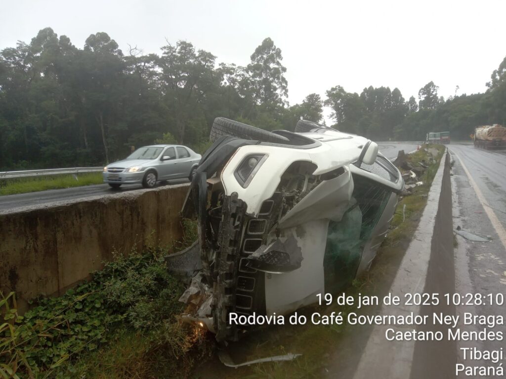 Capotamento na BR-376 deixa três feridos em Tibagi