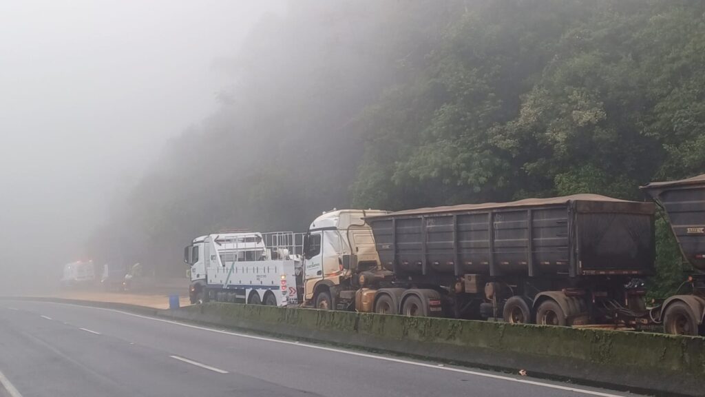 Acidente interdita pista sentido Litoral da BR-277, na Serra do Mar