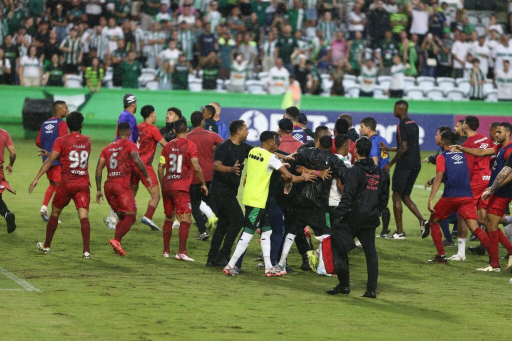 Primeiro Atletiba do ano decepciona público no Couto Pereira