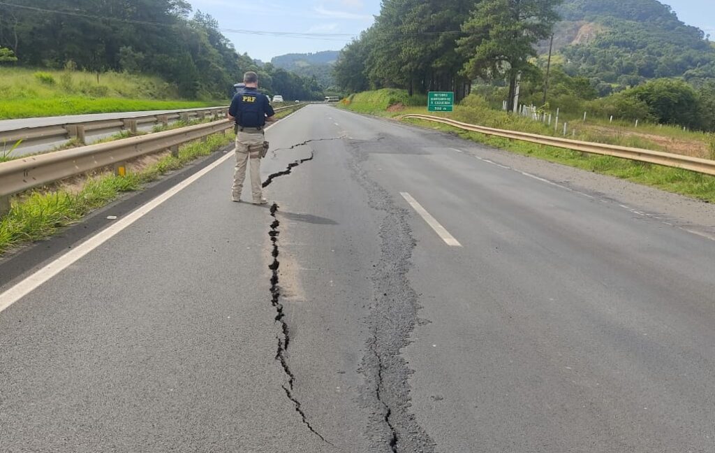 BR-376 é totalmente interditada após colapso do asfalto