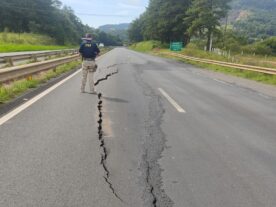 BR-376 é totalmente interditada após colapso do asfalto tibagi