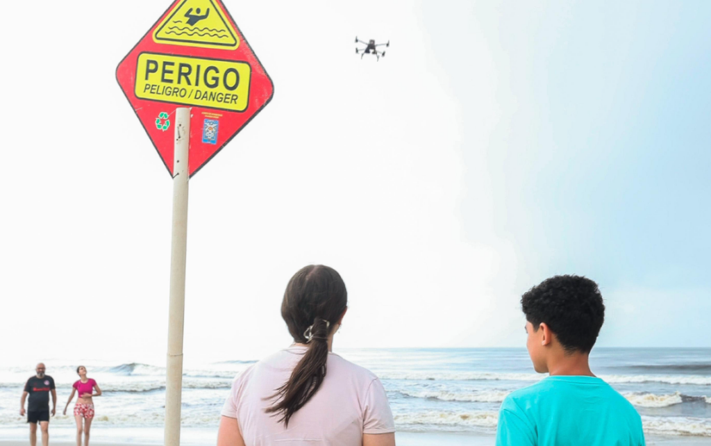 Bombeiros usam drones para patrulhar praias do Paraná: “bronca do bem”