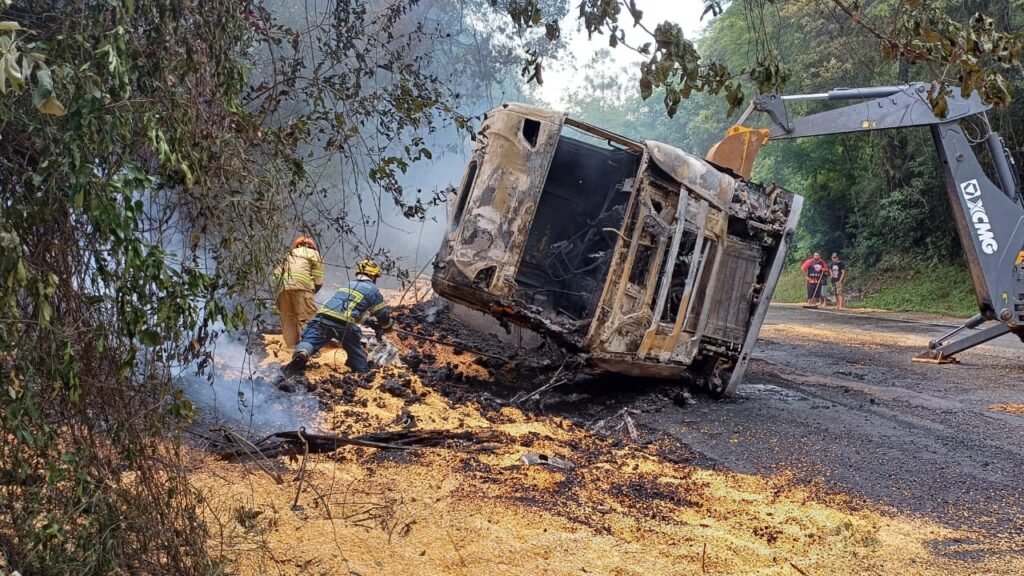 Caminhão carregado com milho tomba na BR-153 e é destruído por incêndio