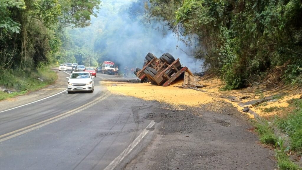 Caminhão carregado com milho tomba na BR-153 e é destruído por incêndio 3