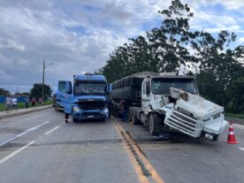 Caminhão fica parcialmente destruído após batida no Porto de Paranaguá