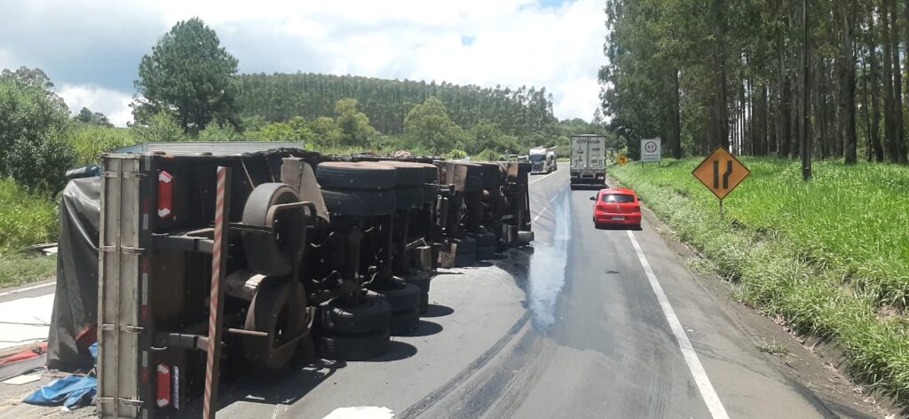 Caminhão tomba e carga de MDF atinge duas carretas na BR-376