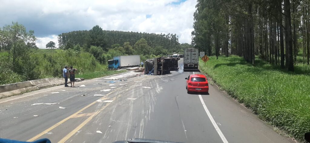 Caminhão tomba e carga atinge duas carretas na BR-376 em ortigueira